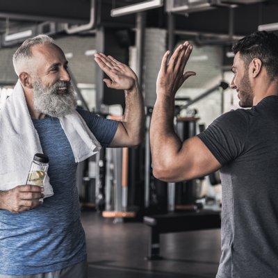 Männer klatschen im Fitnessstudio ab