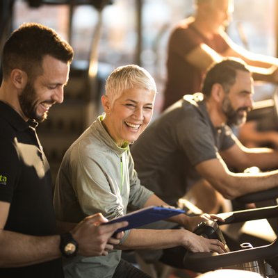 Frau trainiert mit einem personal Trainer