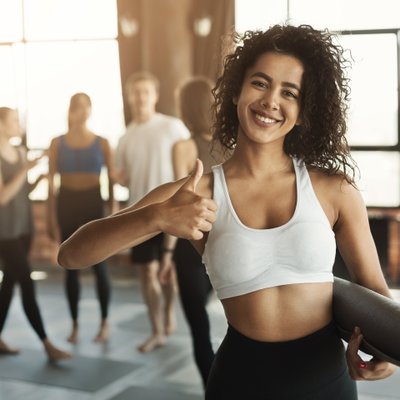 Frau macht einen Kurs in der Gruppe