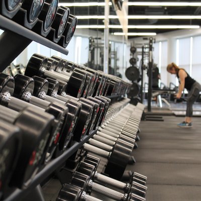 Kurzhanteltraining im Fitnessstudio