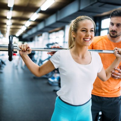 Frau trainiert mit einem personal Trainer