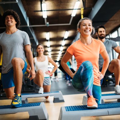 Gruppe trainiert mit dem Stepper