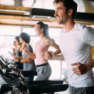 Sportler laufen auf dem Laufband